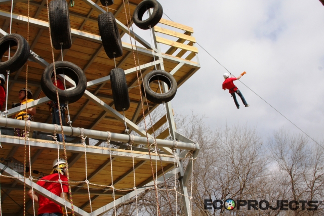deslizandose en la tirolina