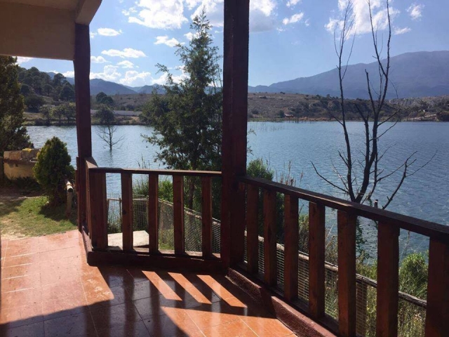 cabana laguna junto a la laguna