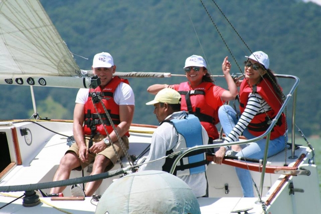 Reunión de amigos para paseo en barco