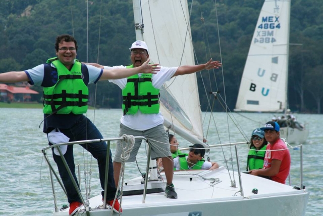 Asomandose al borde del barco