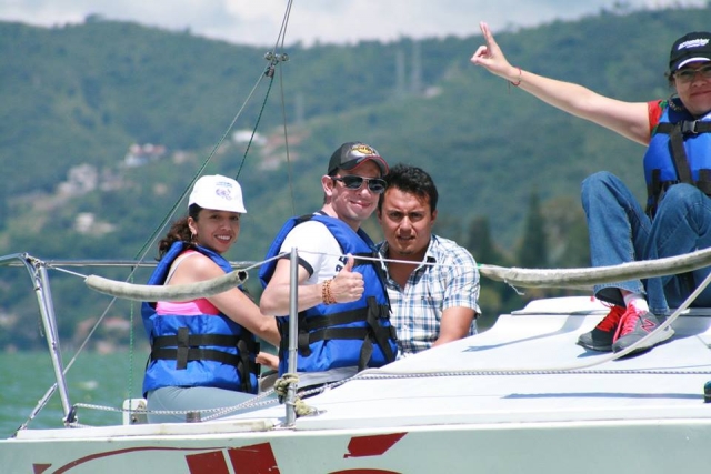 Grupo de empleados durante la regata