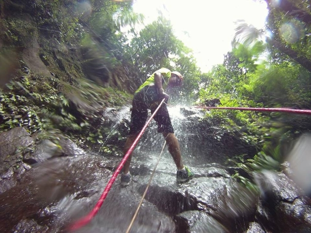 bajando por la cascada