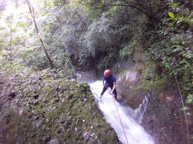 intentando no mojarse