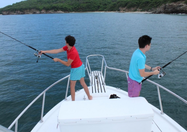 Jovenes pescando en el barco