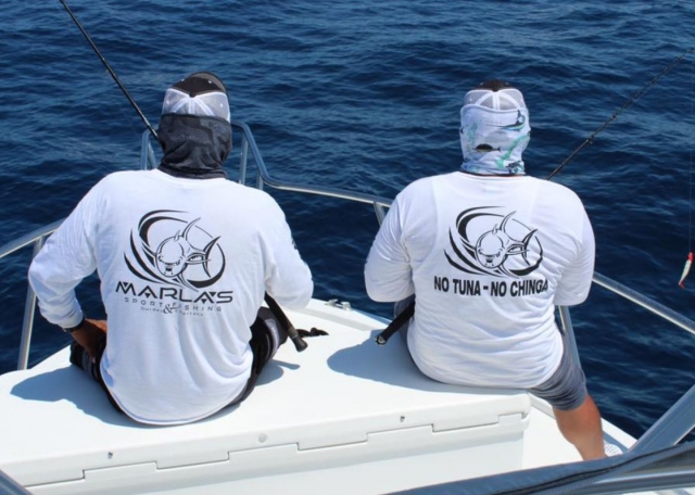Sentados pescando en el barco
