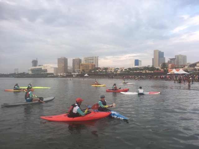 en la playa con los kayaks