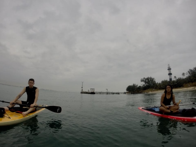 sentados sobre la tabla