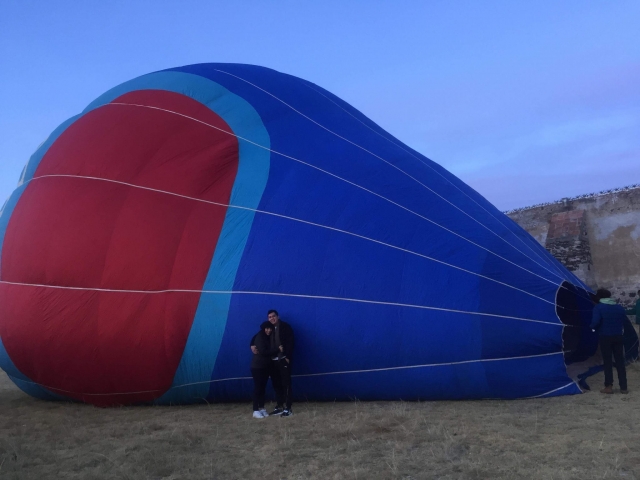 Pareja con el globo antes del despegue