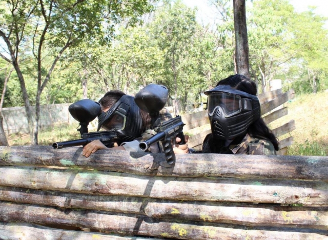 Jugadoternera tras las protecciones de madera