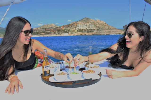 Cogiendo el aperitivo en el barco