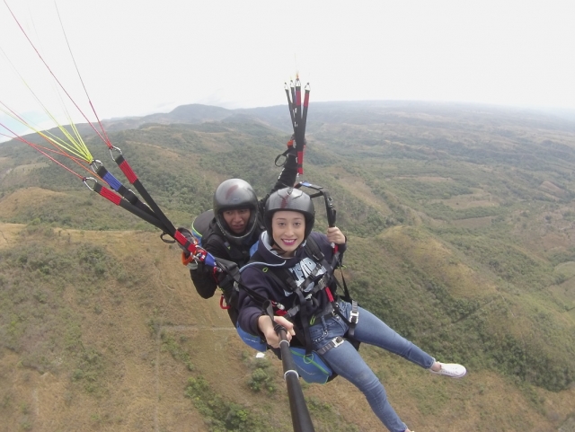 Volando en parapente tandem