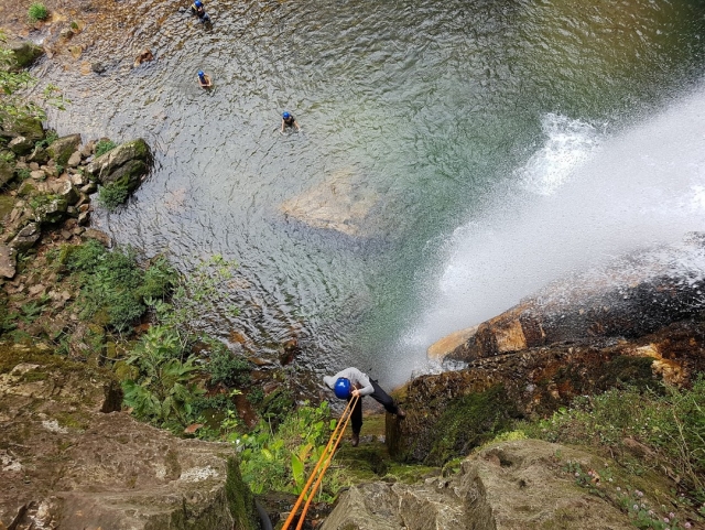 descendiendo por rappel en cascadas de México