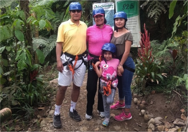 familia haciendo tirolina en Cuetzalan