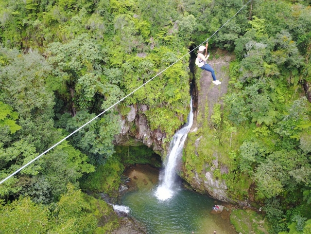 tirolina sobre cascadas