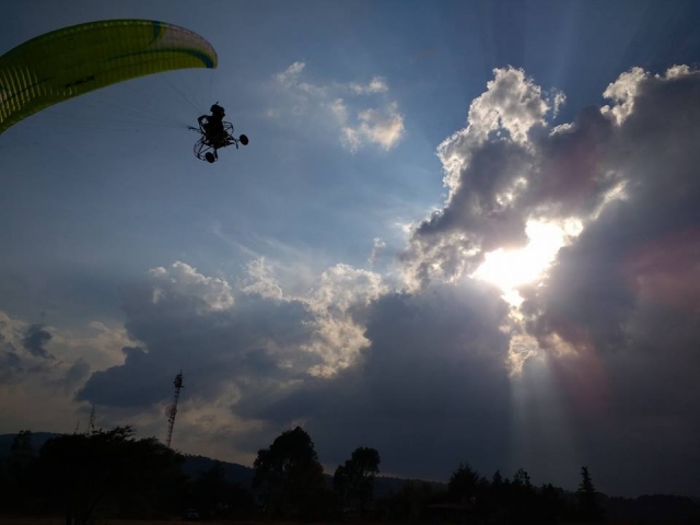 volando en parapente
