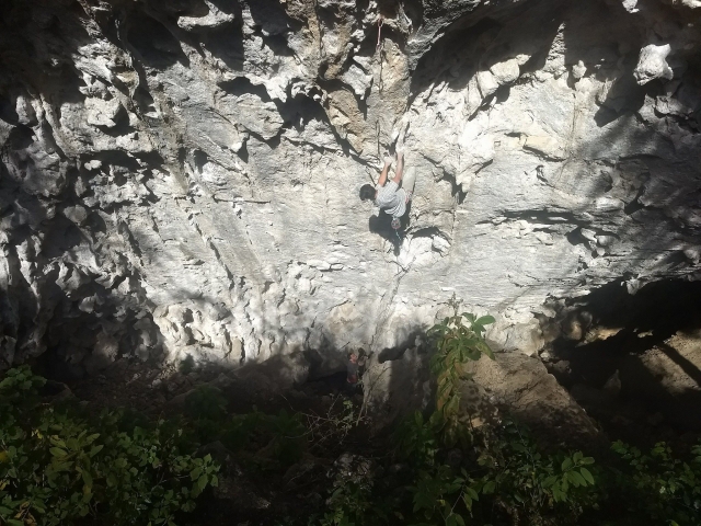 Guia de escalada iniciando el ascenso