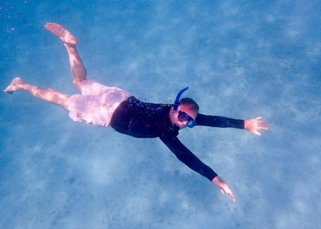 Nada en aguas cristalinas