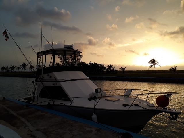Barco al atardecer en el muelte del Caribe