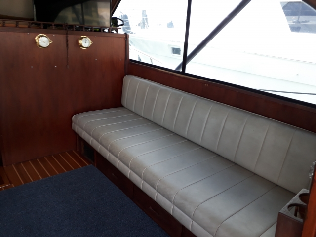 Sofa interior del barco en Cancun