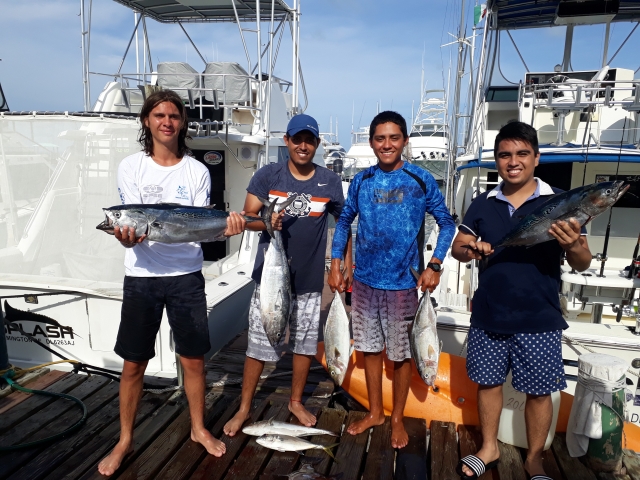 Pasajeros con lo pescado en Cancun