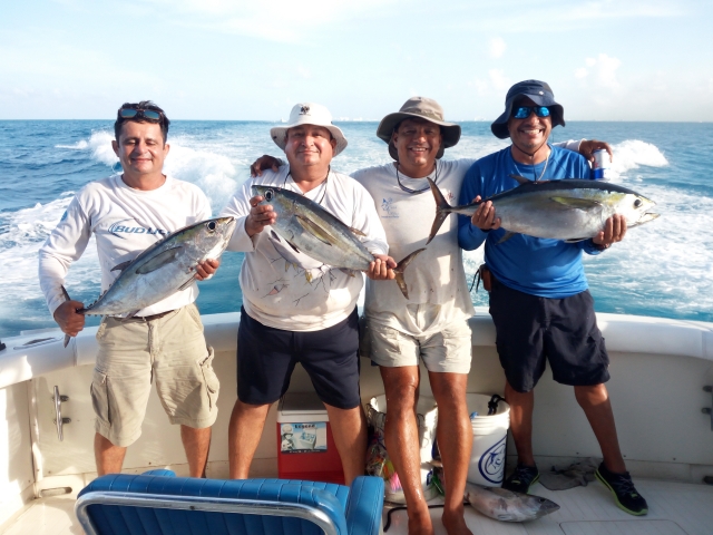 Sosteniendo los pescados en Cancun