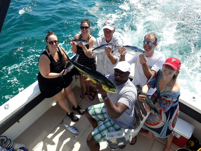 Visitantes con sus peces