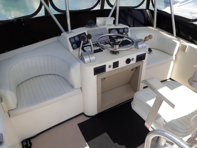 Sillones y panel de control del barco