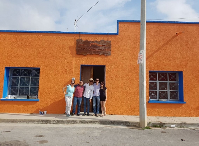 Turistas en la entrada del alojamiento