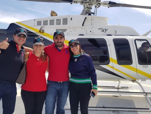 Pasajeros junto al helicoptero