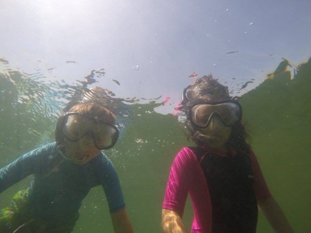 Ninos disfrutando del mar