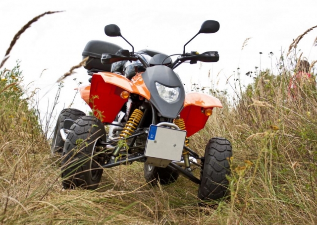 Quad de color naranja