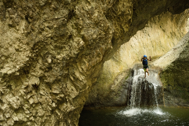 Echate un clavado en las fosas de agua cristalina