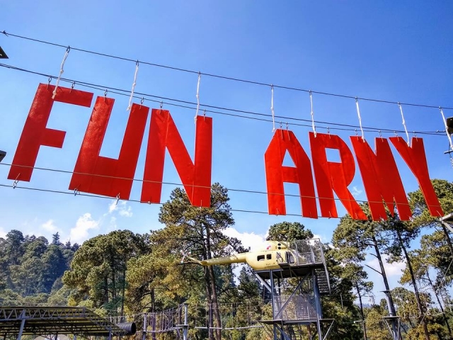 Parque de diversiones con simuladoternera militaternera