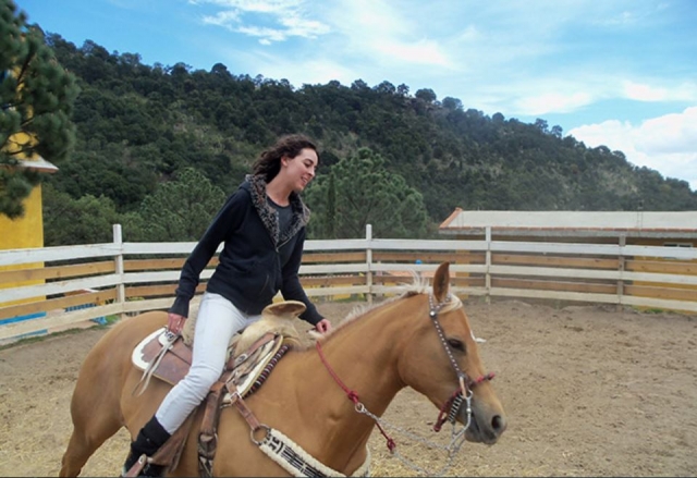 Montando a caballo en el rancho
