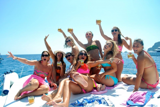 Fiesta con amigas en el yate