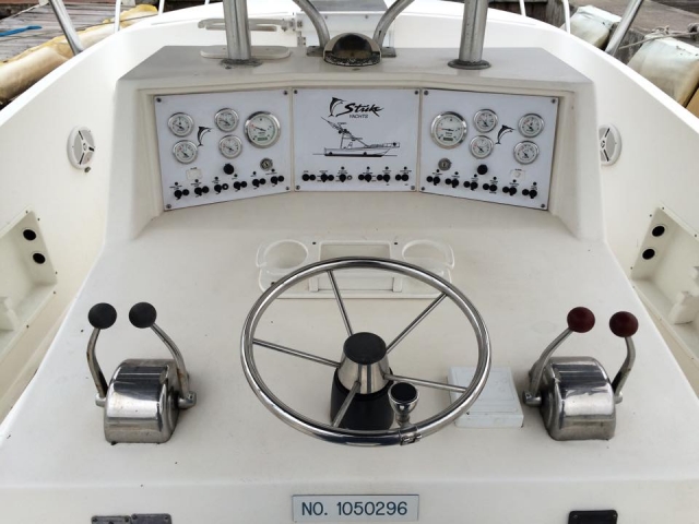 Controles y timon del yate