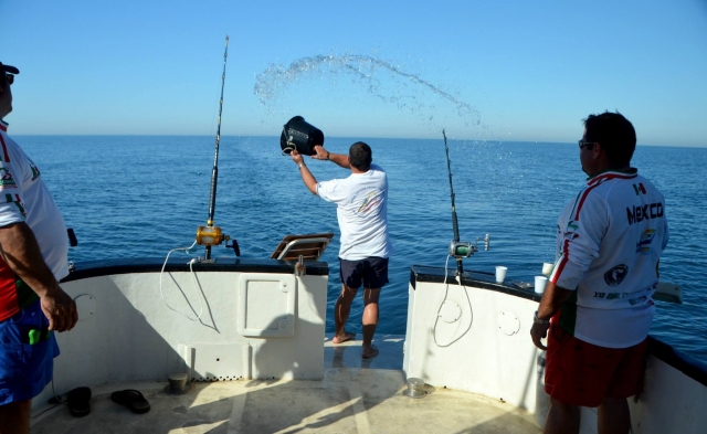 Con canas listas para pescar 