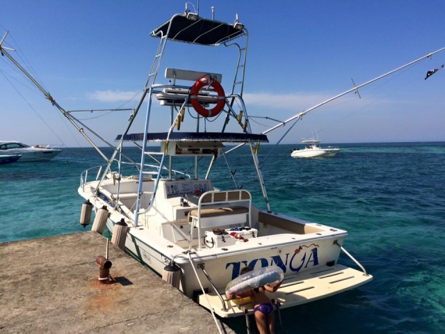 Yate en el muelte listo para la pesca