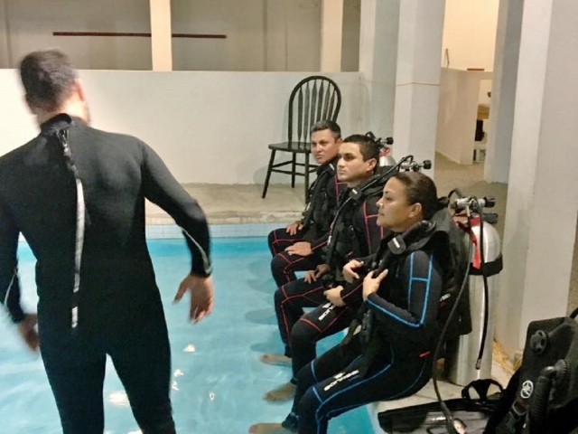 Instrucciones del monitor en la piscina