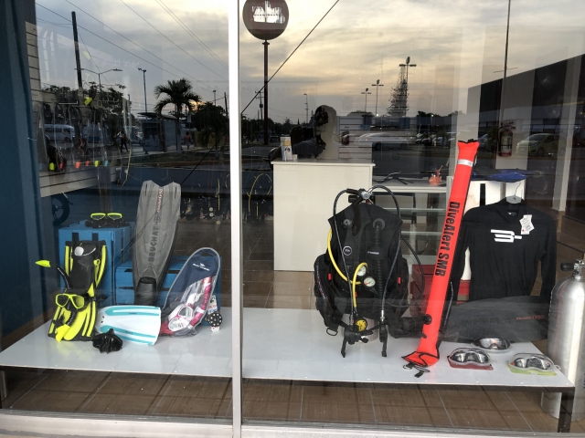 Nuestra tienda con todo el material necesario