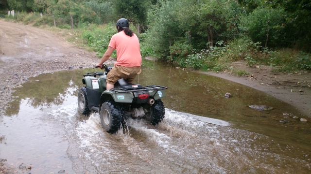 Atravesando el agua en quad