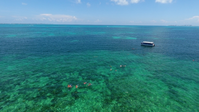 Catamarán navegando hacia Isla Mujeternera