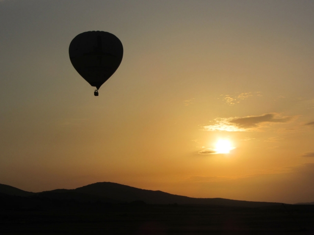 Volando al atardecer en globo