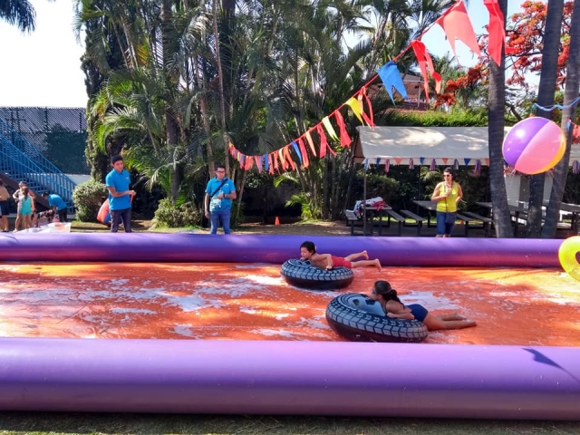 Deslizándose con los neumáticos en la piscina