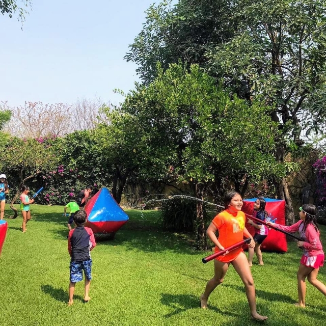 Corriendo mientras juegan a paintball