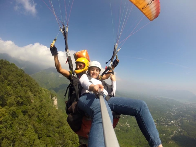 Cogiendo fotos durante el vuelo en parapente