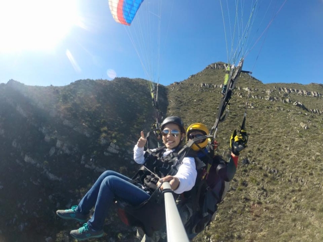 Saludando a la cámara desde el parapente