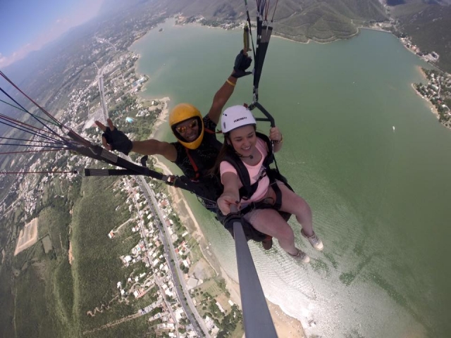 Volando sobre el mar en parapente