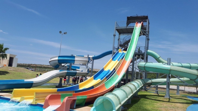 Piscina de olas y parque de toboganes Monterrey