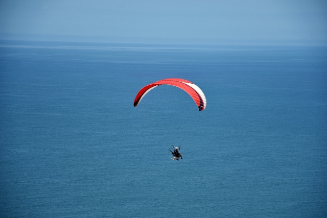 Paramotor sobre el mar